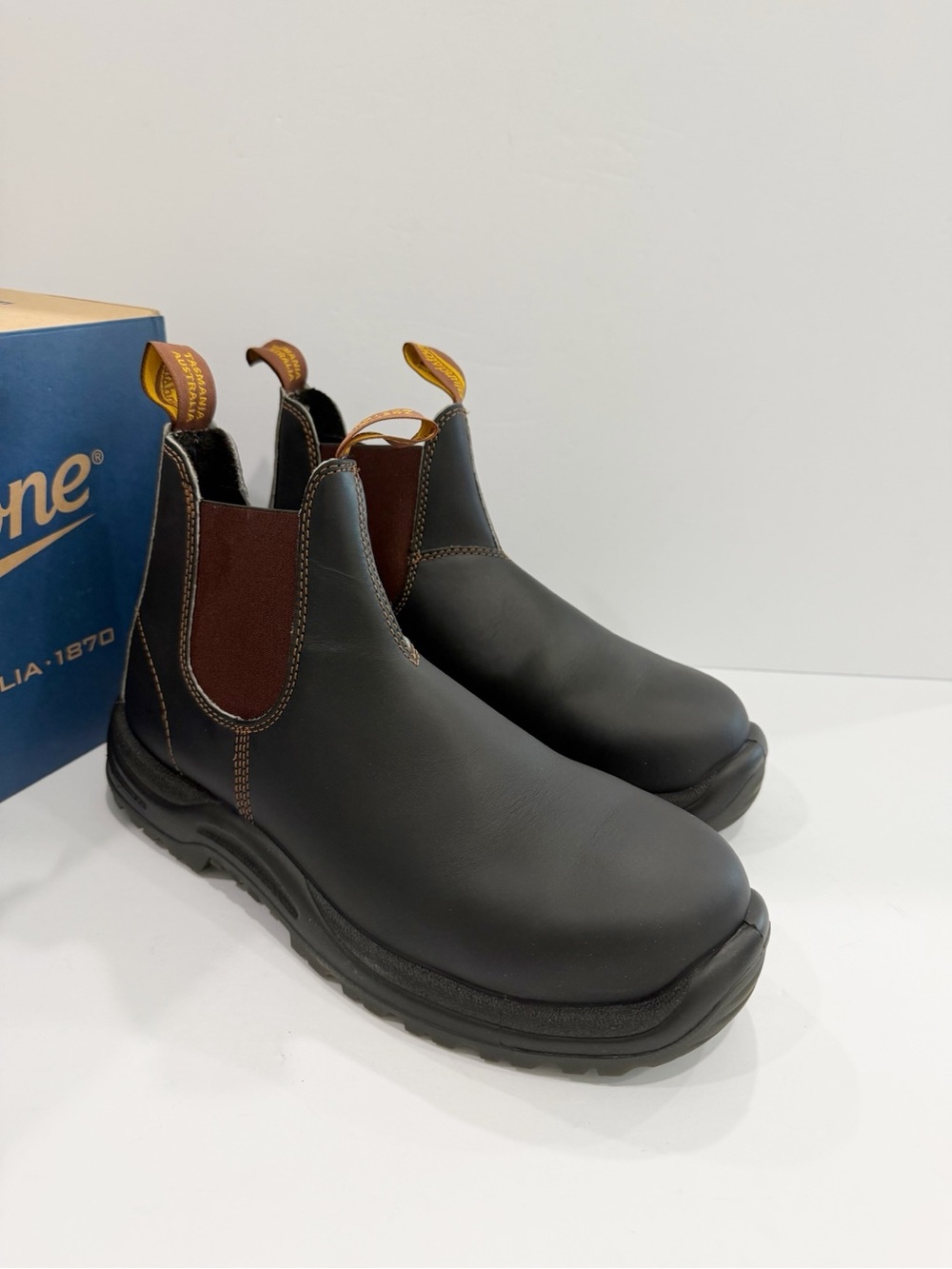 Blundstone 172 Men’s Safety Toe Chelsea Ankle Boots- leather upper